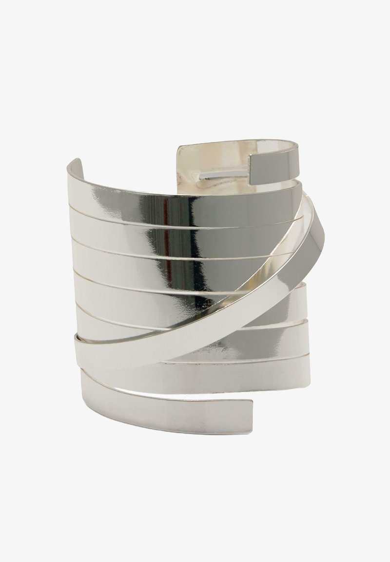 Brățară lată din metal argintiu cu design stratificat și înfășurat, cu suprafață lustruită și reflectorizantă.