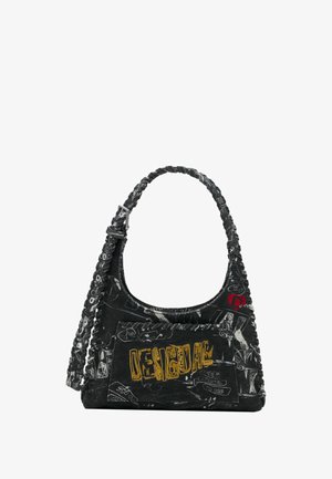 Čierna textilná taška cez rameno s graffiti dizajnom, vrásneným popruhom, predným vreckom a žltým nápisom "DESIGUAL" na prednej strane.