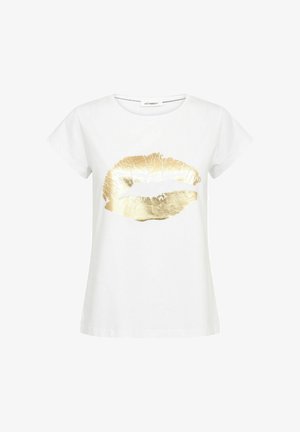 Camiseta blanca de manga corta con una gran impresión metálica dorada de labios centrada en el frente.