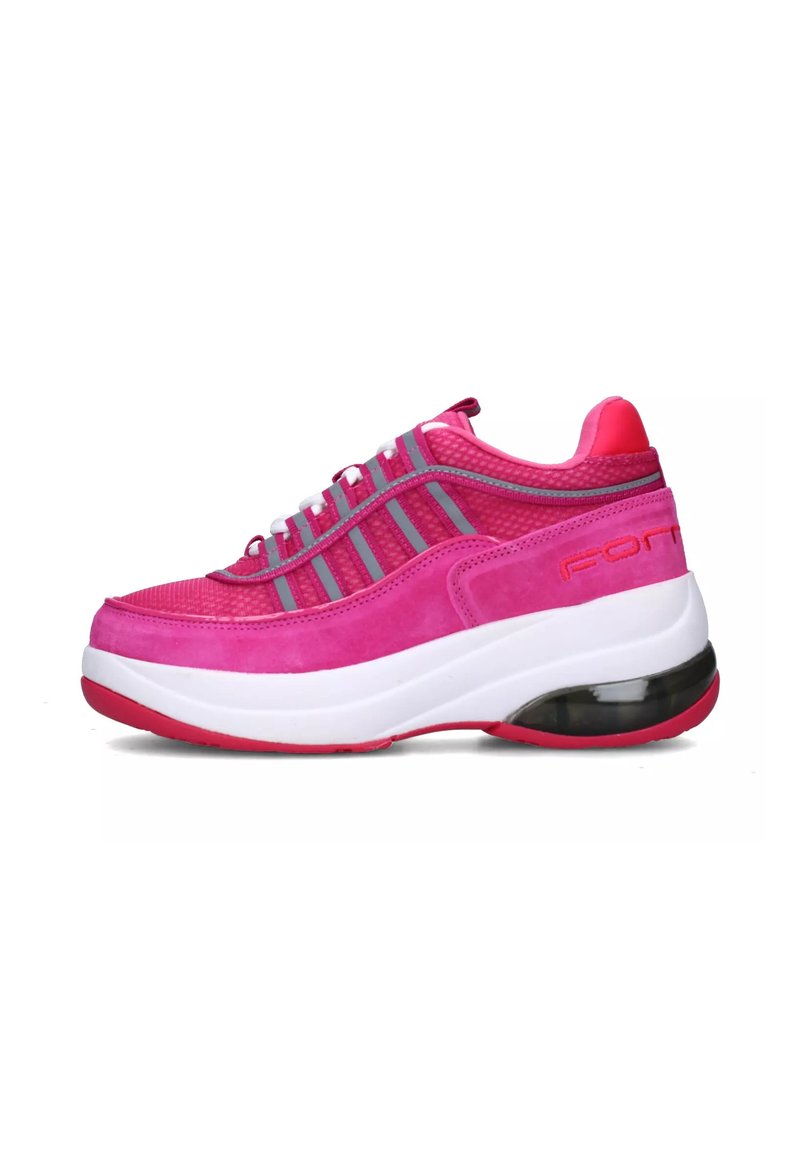 Scarpe da atletica rosa con finitura in rete e suede. Le caratteristiche includono lacci bianchi, dettagli grigi e una spessa intersuola bianca con suola nera.
