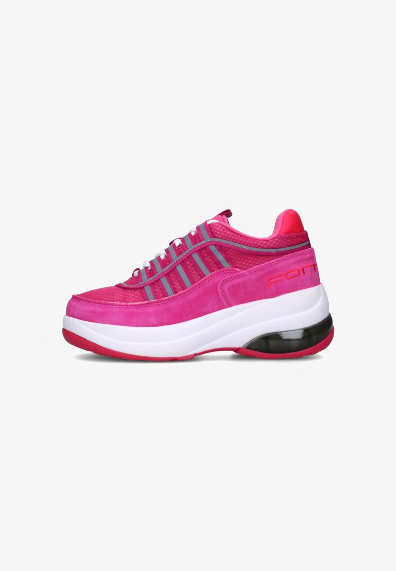 Scarpe da atletica rosa con finitura in rete e suede. Le caratteristiche includono lacci bianchi, dettagli grigi e una spessa intersuola bianca con suola nera.