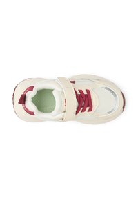 Sneaker med en cremet overdel, maroon detaljer, mesh og syntetiske materialer, justerbar rem, kontrasterende snørebånd og polstret sål.