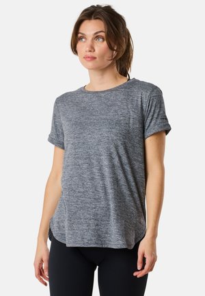Grijze, korte mouwen t-shirt gemaakt van zachte, textuurstof. Ronde halslijn met omgerolde mouwen, met een logo op de mouw.