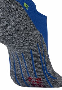 Calze sportive con corpo grigio a maglia, risvolto blu e dettagli rossi. Design testurizzato con motivo a strisce per una migliore aderenza e supporto.
