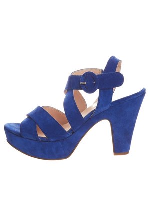 Niebieskie zamszowe sandały na wysokim obcasie z platformą, z krzyżującymi się paseczkami oraz okrągłym zapięciem na pasku kostki.