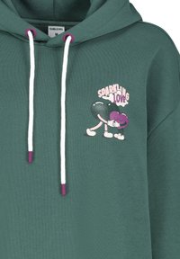Grüne Kapuzenjacke mit weißen Kordeln und lila Akzenten. Enthält eine Grafik von zwei Cartoon-Herzen, die sich umarmen, mit dem Text "SPRÜHENDE LIEBE."