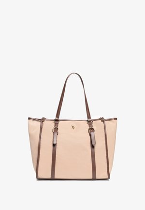 Bolso tote beige con detalles y asas de imitación de piel marrón. Presenta un detalle de logo dorado y tiene una estructura con dos asas superiores.