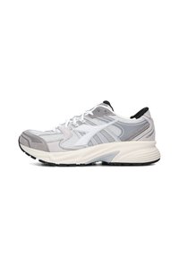 Scarpe da ginnastica leggere in grigio e bianco. Presentano una tomaia in mesh traspirante, dettagli in suede e una suola ammortizzata per il comfort. Dettagli neri.