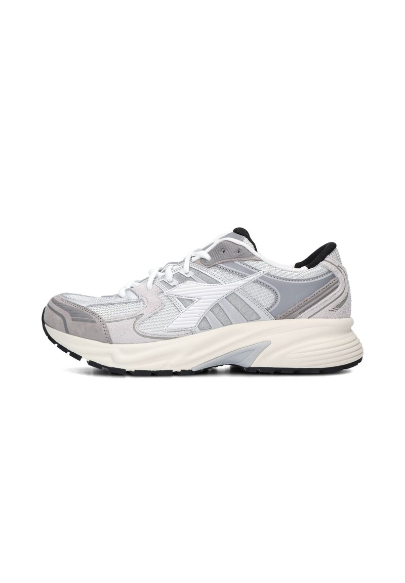 Scarpe da ginnastica leggere in grigio e bianco. Presentano una tomaia in mesh traspirante, dettagli in suede e una suola ammortizzata per il comfort. Dettagli neri.