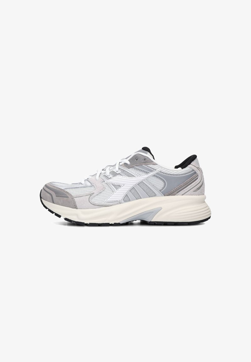 Scarpe da ginnastica leggere in grigio e bianco. Presentano una tomaia in mesh traspirante, dettagli in suede e una suola ammortizzata per il comfort. Dettagli neri.