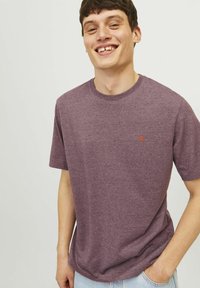 Jack & Jones JJEPAULOS TEE CREW NECK NOOS - Lihtne T-särk - vineyard wine