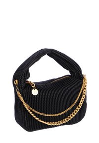 Bolso de mano negro texturizado con asa gruesa acolchada y dos correas de cadena dorada, una de las cuales presenta un logotipo en forma de charm dorado redondo.