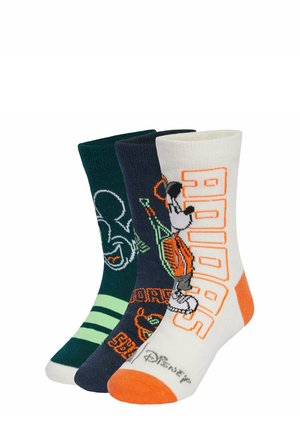 Drei Paar Socken: marineblau mit grünen Streifen, dunkelgrün mit einem Charakter-Graphic und cremefarben mit orangefarbenen Akzenten und "ADIDAS"-Text.