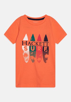 Pomarańczowa koszulka z krótkim rękawem z czterema kolorowymi grafikami desek surfingowych oraz napisem "Hackett Surf" z przodu.