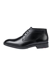 Schwarze Leder-Ankle-Boots mit glatter Oberfläche, spitzer Zehenform und drei Schnürsenkel-Ösen. Mit niedrigem Absatz und subtilen seitlichen Markendetails.