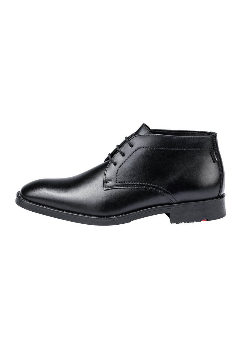 Schwarze Leder-Ankle-Boots mit glatter Oberfläche, spitzer Zehenform und drei Schnürsenkel-Ösen. Mit niedrigem Absatz und subtilen seitlichen Markendetails.