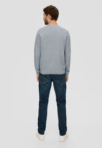 s.Oliver MIT CREW NECK - Strickpullover - schiefergrau