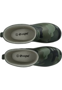 Sabots en caoutchouc camouflage vert avec une texture lisse, un bout rond et un talon renforcé. L'intérieur présente un léger rembourrage et un logo.