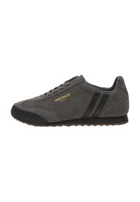 Zapatilla de ante gris con detalles en negro, que presenta una punta redondeada, suela texturizada y el logotipo dorado "PATRICK RIO" en el lateral.
