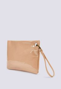 Borsa a pochette nuda lucida con forma rettangolare, tracolla e dettagli in metallo dorato. Texture liscia con un design minimalista.
