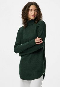 Maglione verde, morbido, lavorato a maglia, con collo alto, maniche lunghe e una vestibilità rilassata. Presenta una texture a costine e uno spacco laterale all'orlo.