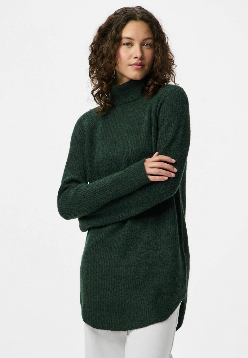 Maglione verde, morbido, lavorato a maglia, con collo alto, maniche lunghe e una vestibilità rilassata. Presenta una texture a costine e uno spacco laterale all'orlo.