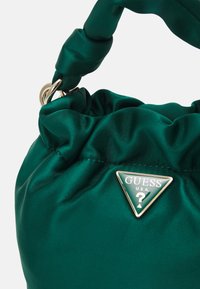 Guess TWILLER - Handtasche - green