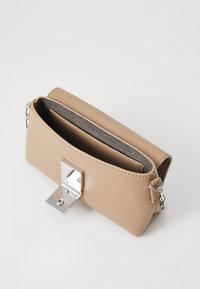 Calvin Klein PLAQUE CROSSBODY CHAIN - Rankinė per petį - amphora