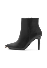 Čierne kožené členkové čižmy s ostrou špičkou, vysokým stiletto podpätkom a zlatým akcentom na špičke. Hladká textúra, minimalistický dizajn.