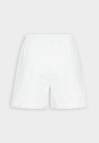 Bílé šortky vyrobené z texturované látky s květinovým vzorem. Design zahrnuje elastický pas a rovný střih nohavic.