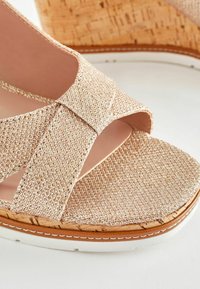 Next REGULAR WIDE FIT - Sandalias con plataforma - shimmer
