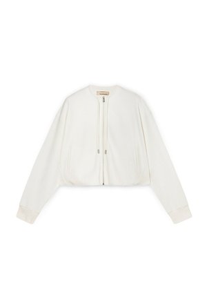 Weiße kurze Reißverschlussjacke mit langen Ärmeln, rundem Kragen und Seitentaschen, auf schlichtem Hintergrund dargestellt.