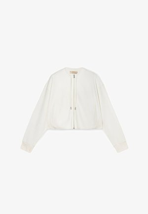 Weiße kurze Reißverschlussjacke mit langen Ärmeln, rundem Kragen und Seitentaschen, auf schlichtem Hintergrund dargestellt.