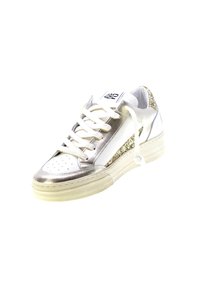 Sneaker argento e bianco con superficie lucida, punta forata e accento di glitter oro sul lato. Presenta lacci piatti e una suola testurizzata.