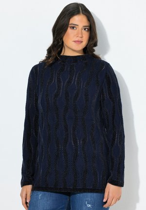 Pull bleu marine avec texture en vagues, fabriqué en tissu tricoté doux. Il présente un col montant et des manches longues, avec une coupe décontractée.