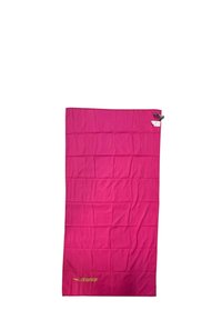 Coperta rettangolare di un vivace colore rosa, con una superficie liscia. Caratterizzata da dettagli cuciti e un piccolo etichetta con cerniera per la chiusura.