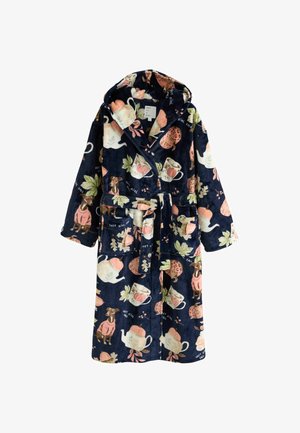 Peignoir en peluche bleu marine avec capuche, ceinture, poches et imprimés d'automne de tasses, feuilles, citrouilles et chiens portant des pulls.