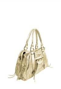 Sac à main métallisé doré avec deux poignées, fermetures éclair latérales et accents de sangle tressée. Présente une texture lisse et un design structuré.