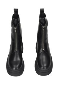 Stivali alla caviglia in pelle nera con zip laterali, suole in gomma texture e linguette. Presentano una silhouette massiccia e una finitura liscia.