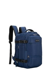 Námořnicky modrý batoh vyrobený z odolného materiálu, s několika zipovými kapsami, nastavitelnými popruhy a horní rukojetí pro snadné nošení.