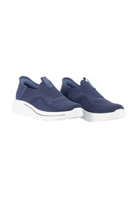 Zapatos slip-on azul marino hechos de una malla transpirable, con una suela de goma blanca y acentos texturizados en el talón y la parte superior.