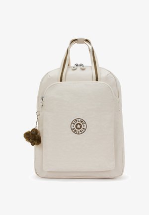 Beiger Rucksack aus strukturiertem Stoff, mit vorderer Reißverschlusstasche, braunem Logoabzeichen und einem braunen Affen-Schlüsselanhänger.