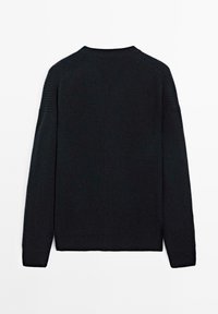 Maglione nero a coste con maniche lunghe, colletto a giro e vestibilità rilassata, mostrato da dietro su sfondo bianco.