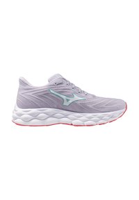Baskets de course lilas avec un dessus en mesh texturé, présentant des accents aquatiques et une semelle intermédiaire blanche épaisse et ondulée avec une semelle extérieure rouge.
