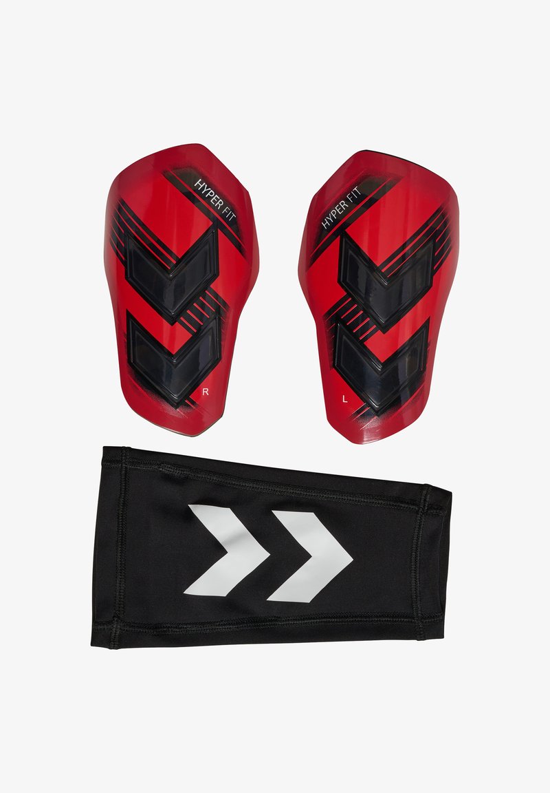 Rote Schienbeinschoner mit schwarzen Akzenten, versehen mit einem Chevron-Design und dem Etikett "HYPER FIT". Enthält eine schwarze Kompressionsmanschette mit weißen Pfeilen.