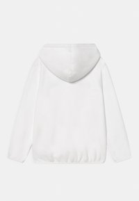 Felpa bianca con cappuccio, maniche lunghe, cappuccio regolabile tramite cordino e orlo a coste. Texture liscia, senza motivi visibili o accessori.