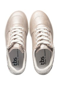 Baskets beige clair avec tige en cuir texturé, design à lacets, col rembourré et semelles blanches contrastées. Présente un logo à l'intérieur.