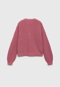 Bledro roza pletena jopica s okroglim izrezom, obsežnimi rokavi in rebrastim robom. Teksturirana tkanina kaže ohlapen pleten vzorec.