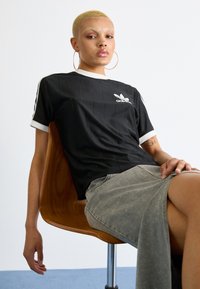 adidas Originals ADICOLOR 3-STRIPES PINSTRIPE - Camiseta estampada - black