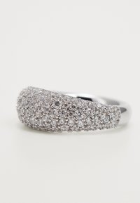Bague en argent incrustée de plusieurs petites pierres précieuses blanches rondes disposées étroitement sur un large anneau.